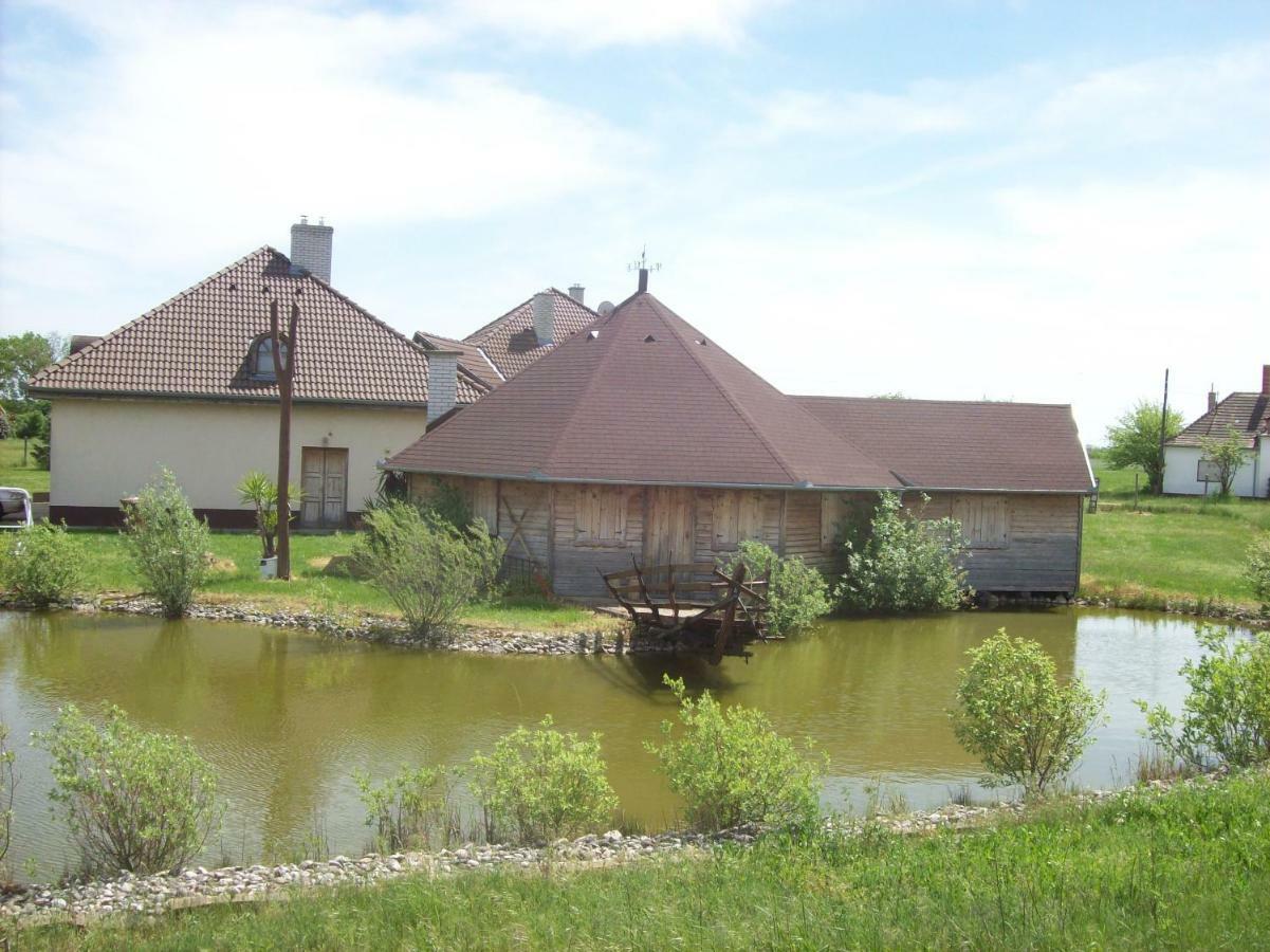 Lila Akac Vendeghaz Hotel Dabrony Екстериор снимка